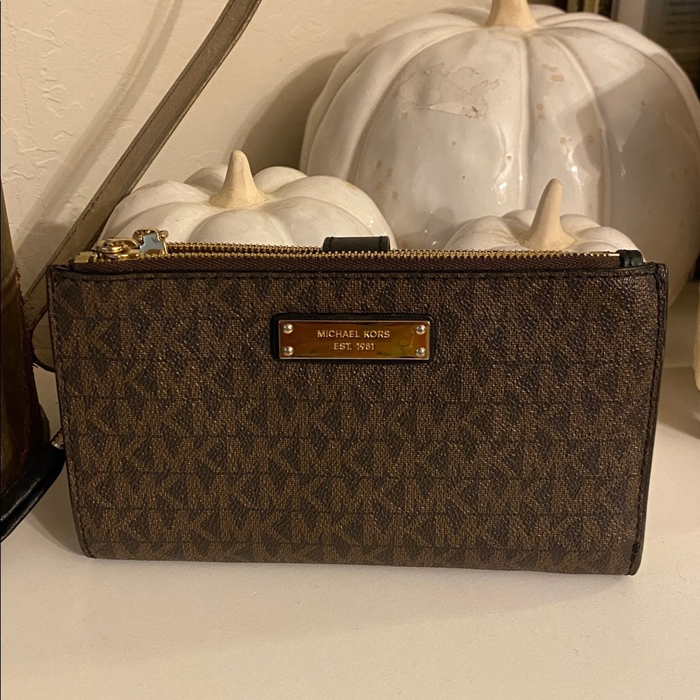 MICHAEL MICHAEL KORS
Adele Logo Smartphone Wallet
